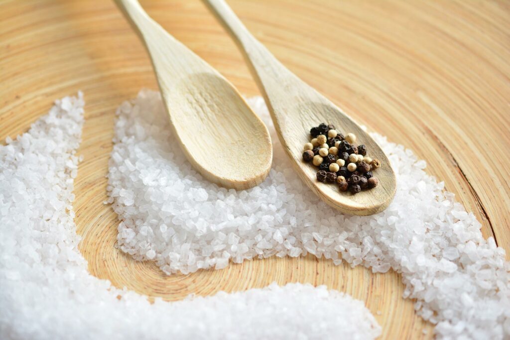 Как соль влияет на похудение. Нужно ли ее исключать?